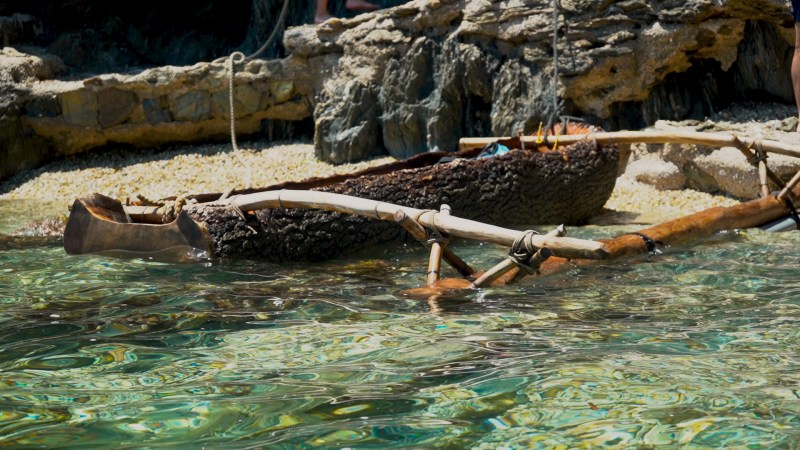 Par terre une saison bleuie et une lame damassée - sara favriau