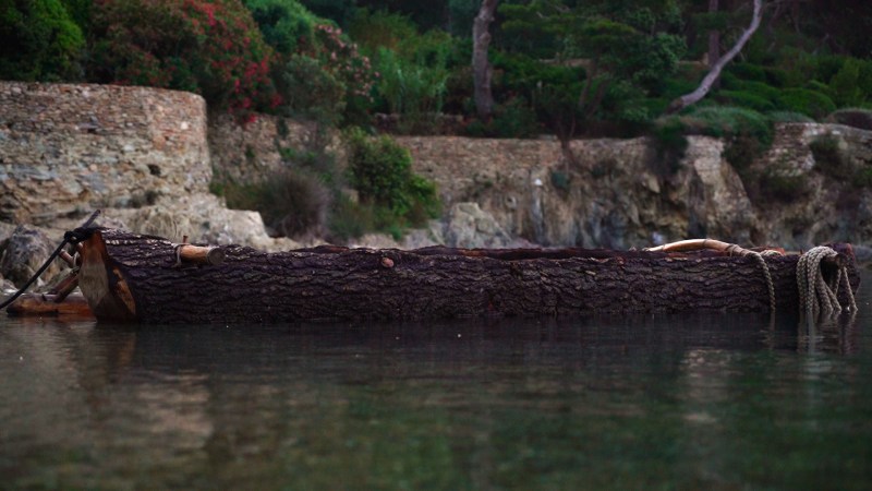 Par terre une saison bleuie et une lame damassée - sara favriau
