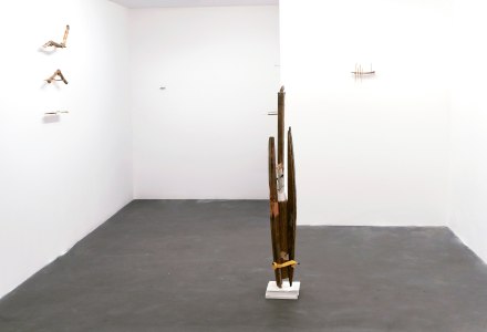 Vue d’exposition - Je pense à une vache volage dans un champ, un peu libre, avec d’autres vaches pour faire des fromages. Je n’abandonne pas les chapelles ; pierre grise tu es verte, c’est un but. - sara favriau