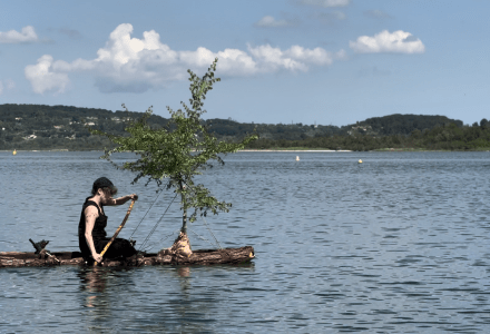 Le brin d'une herbe jaillit à qui la vie déborde - SARA FAVRIAU