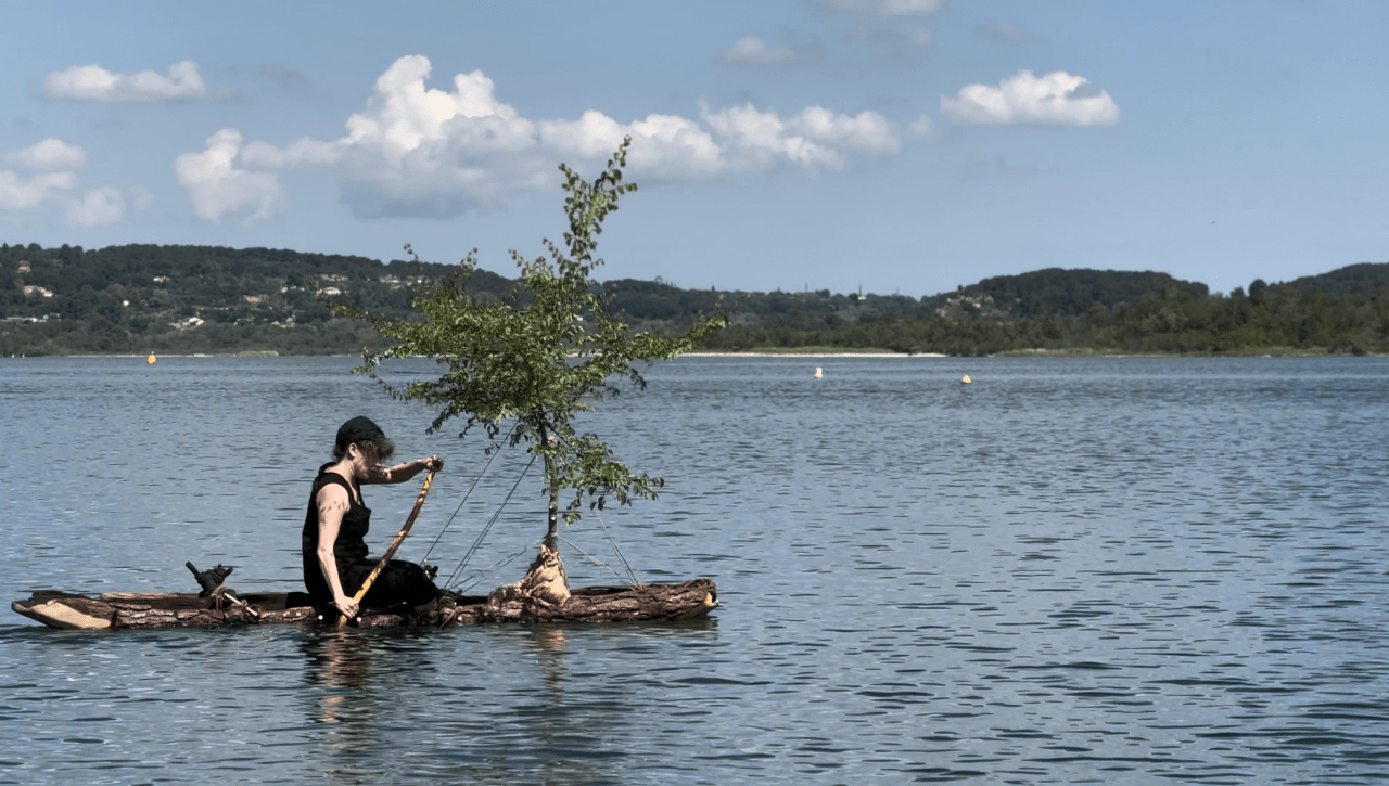 Le brin d'une herbe jaillit à qui la vie déborde - SARA FAVRIAU